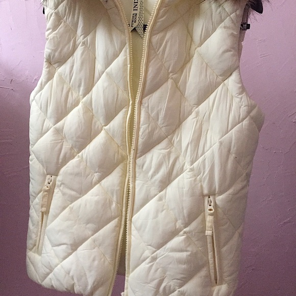 Indira Powder Room Puffy Fur Vest - Picture 6 of 14